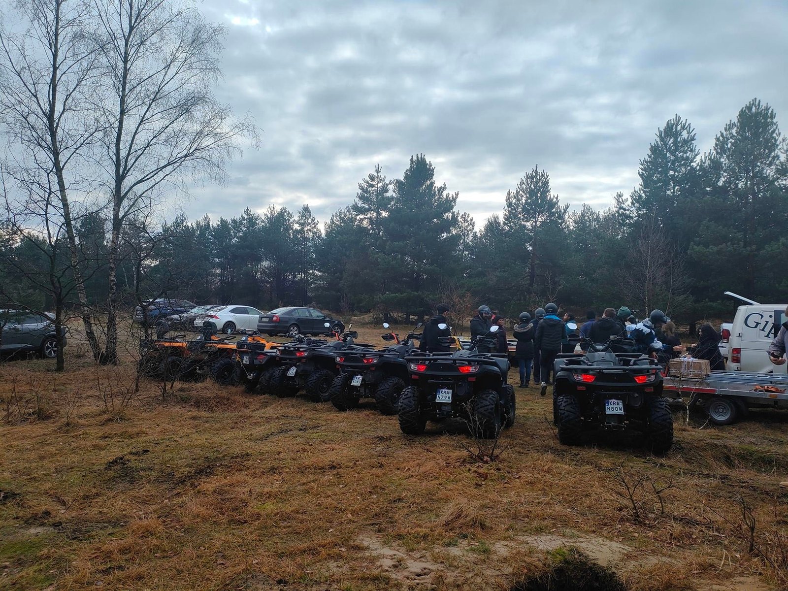 Spotkanie grupy quadowej przed wycieczką do lasu w zatorze