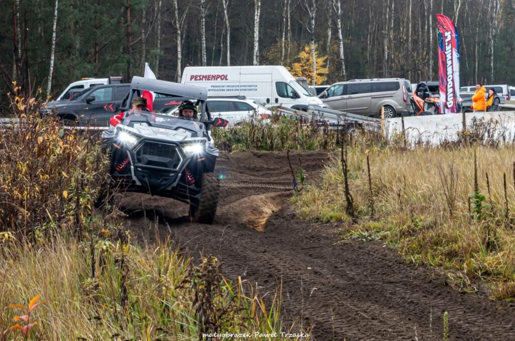 Przejazd pojazdem UTV podczas wydarzenia z okazji Dnia Niepodległości