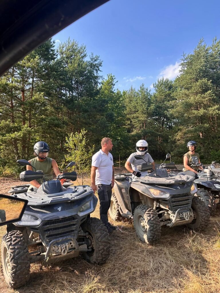 Zespół Google podczas przerwy w wycieczce quadami w Zatorze