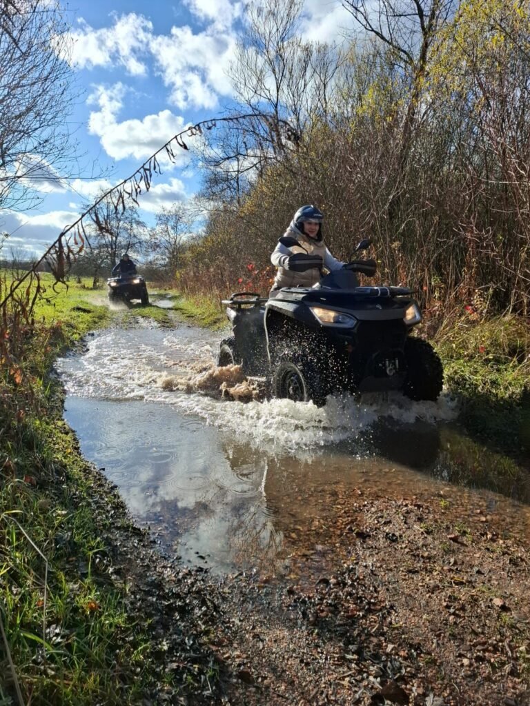 Ekscytujący przejazd na quadzie przez kałużę