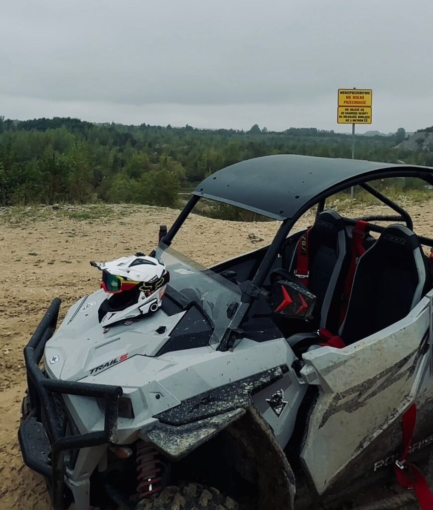 Zdjęcie przedstawia pojazd UTV w terenie offroad