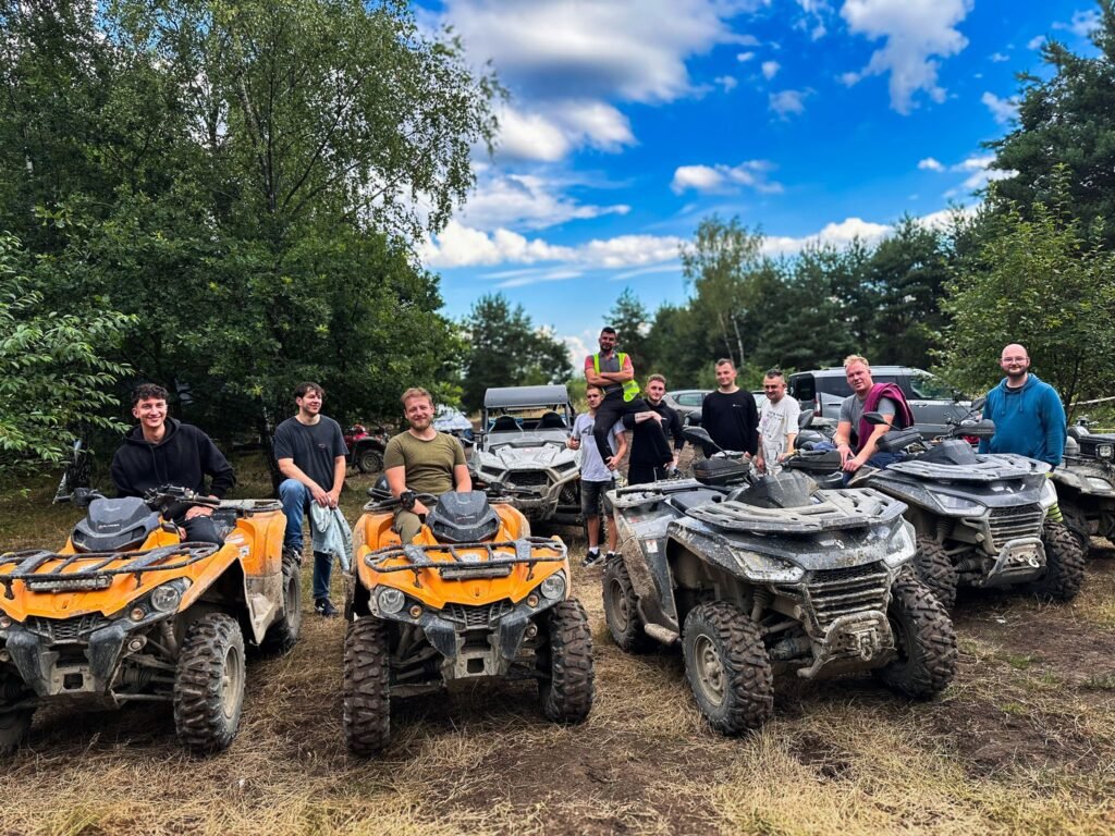 Grupa pasjonatów offroadu na podsumowaniu sezonu quadowego