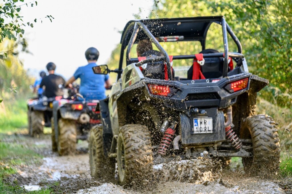 Pojazdy UTV podczas jesiennej wyprawy w teren