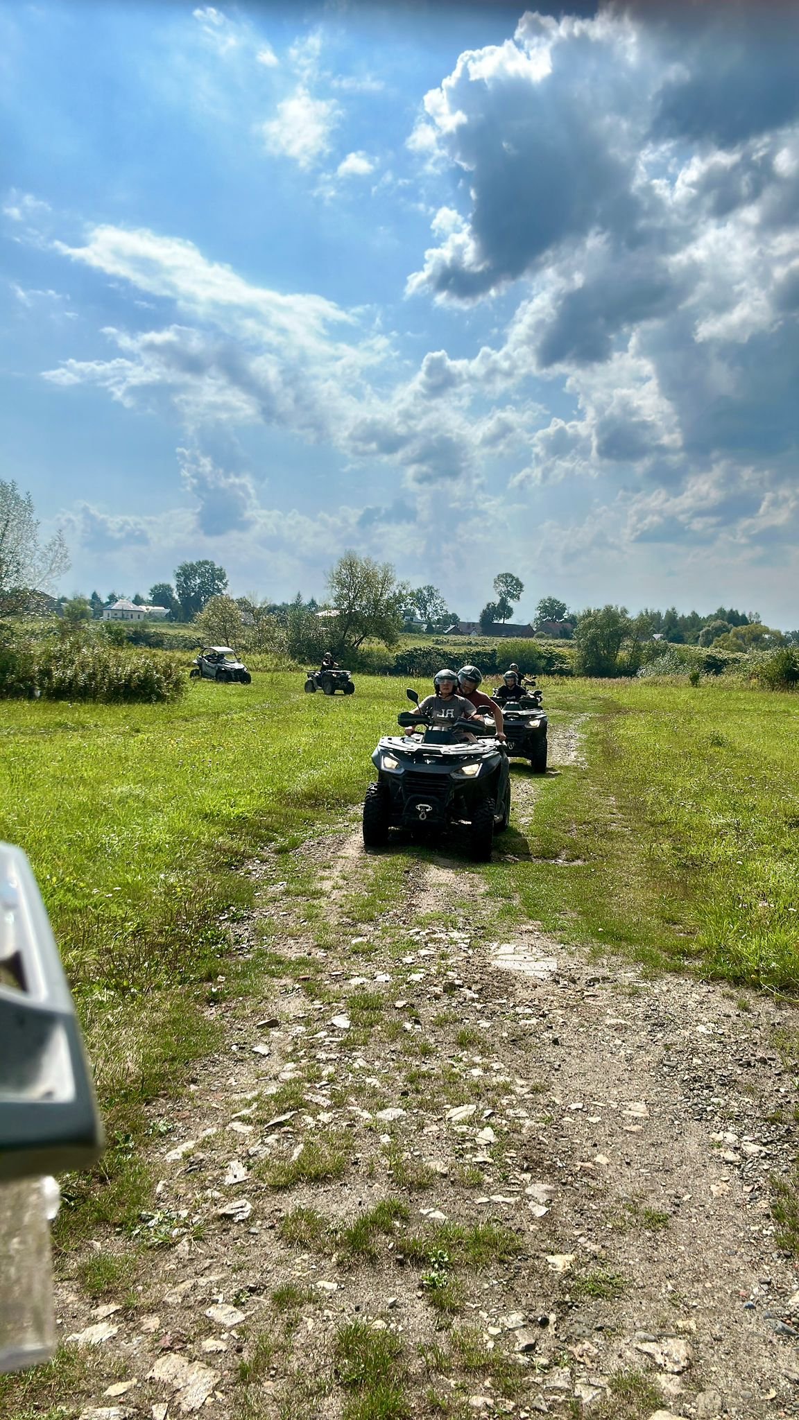 Quady oraz pojazd UTV podczas wyprawy