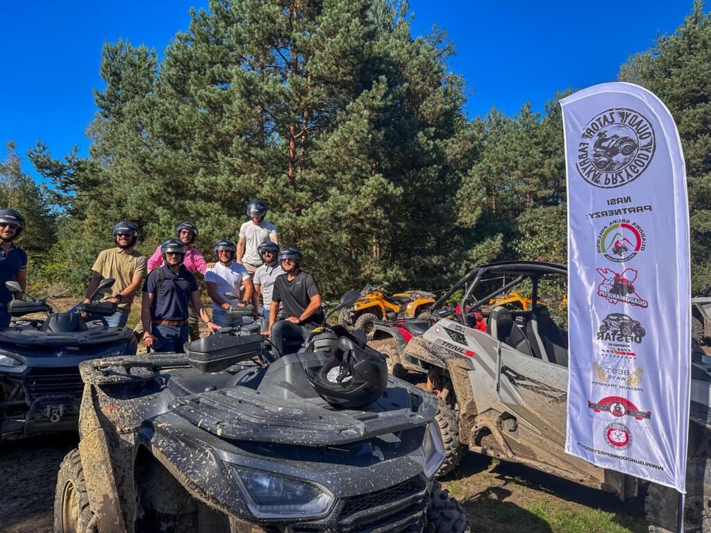 Ekipa Thousand miles podczas przygotowania do wyprawy na quadach